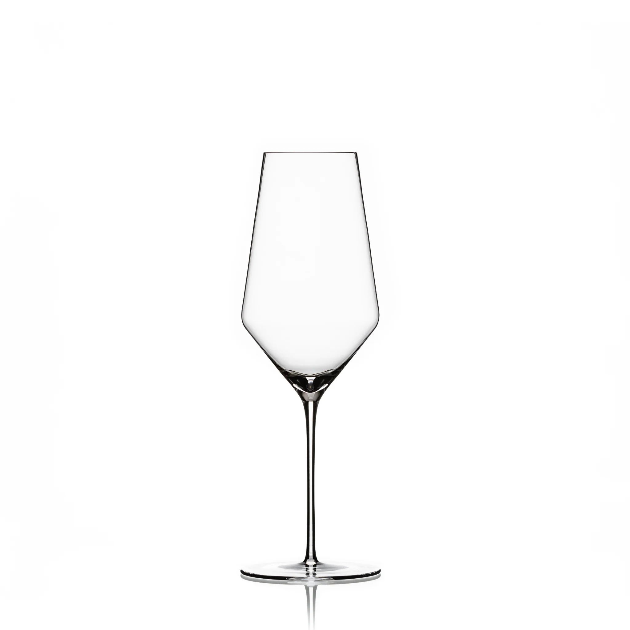 A hand-blown glass, whose development involved leading Czech sommeliers and which marks an evolutionary shift from the so-called bowls and flutes used in the past for sparkling wines.